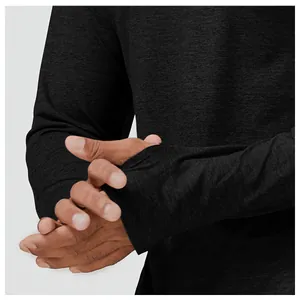 Detailansicht eines schnelltrocknenden Herren-Sportoberteils mit Daumenlöchern und Textur