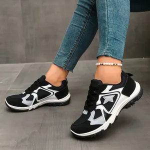 Nahaufnahme von Retro-Sneakern für Damen im Color-Block-Design mit modischem Stern-Patch