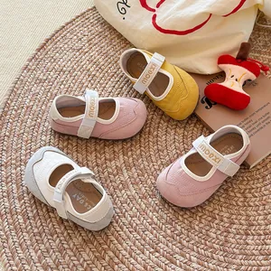 Mädchen Mary Jane Sneaker mit weicher Sohle in Pink, Gelb und Beige auf einer Matte