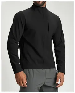 Vista frontale di una giacca techwear nera con collo alto in tessuto traspirante testurizzato
