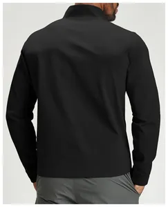 Vista posteriore di una giacca outdoor nera da uomo con design a collo alto sportivo