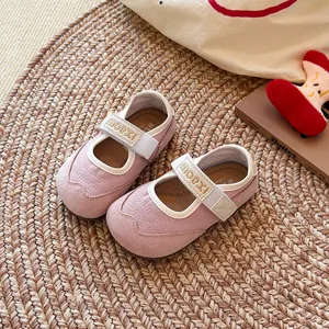 Rosa Mary Jane Sneaker für Mädchen mit weicher Sohle und gesteppten Stoffdetails