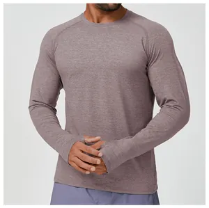 Nahaufnahme eines schnelltrocknenden Herren-Sport-Langarmshirts mit Daumenlöchern.