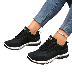 Schwarze Damen Retro-Sneaker mit weißer Kontrastsohle und Schnürung