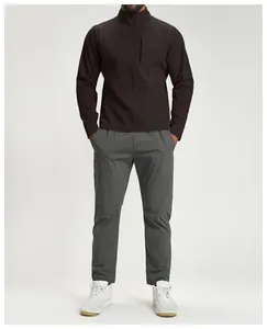 Giacca funzionale outdoor urbana da uomo marrone scuro con collo alto e cerniera
