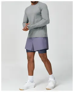 Nahaufnahme eines grauen, schnelltrocknenden langärmeligen Herren-Sportshirts mit Daumenlöchern.