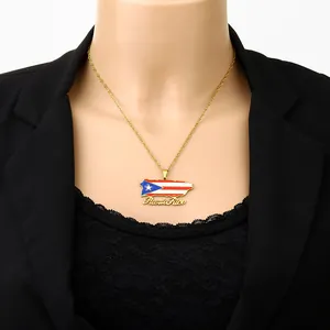 Detaillierte Ansicht der Halskette mit Puerto Rico Flaggen-Anhänger auf schwarzem Blazer