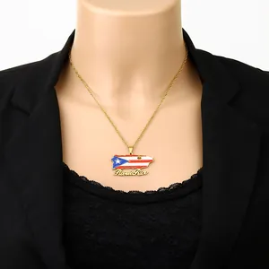 Detailansicht der Puerto Rico Flagge Karte Anhänger Halskette mit Goldkette
