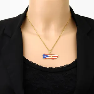 Detailansicht einer goldenen Halskette mit Puerto Rico Flagge Karte auf schwarzer Spitze