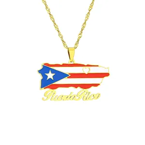 Dettaglio ravvicinato della collana con ciondolo bandiera di Porto Rico in oro e smalto.