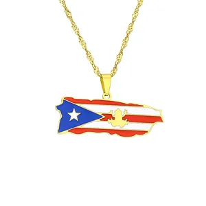 Vista dettagliata della collana con ciondolo bandiera di Porto Rico e rana dorata