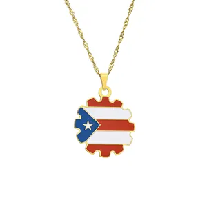 Collana dorata con ciondolo bandiera di Porto Rico in forma geometrica a ingranaggi.
