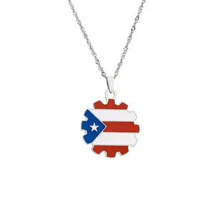 Detailansicht der Puerto Rico Flagge Halskette mit Zahnrad-Design und Emaille-Finish