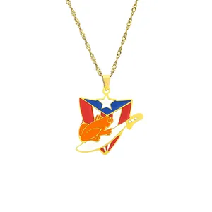 Dettaglio della collana con ciondolo Porto Rico, colori bandiera, rana Coquí e chitarra
