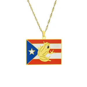 Dettaglio della collana con ciondolo bandiera Porto Rico e motivo rana Coqui
