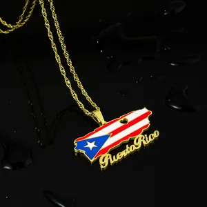 Dettaglio della collana con ciondolo bandiera di Porto Rico in smalto su sfondo nero
