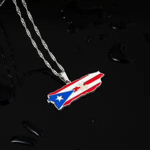 Dettaglio della collana con ciondolo mappa della bandiera di Porto Rico nera