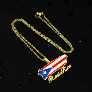 Detailansicht der Puerto Rico Flagge Karte Anhänger Halskette mit goldener Kette
