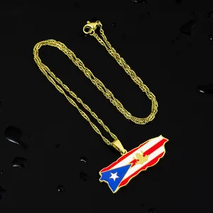 Detailansicht des emaillierten Puerto Rico Flaggenanhängers an einer goldenen Kette.