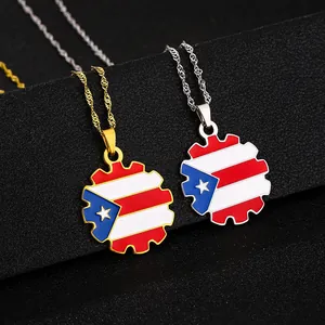 Makroansicht von Puerto Rico Flagge Halsketten in Gold und Silber Finish mit Emaillekunst