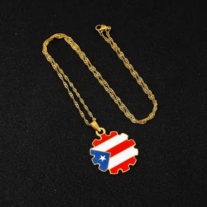 Nahaufnahme der vergoldeten Puerto Rico Flagge Halskette mit buntem Emaille-Anhänger