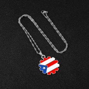 Detail der Puerto-Rico-Flaggenkette in Zahnradform mit leuchtender Emaille-Veredelung