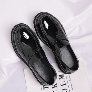 Stijlvolle zwart lakleren herenloafers met dikke zolen en een Brits stijlontwerp.
