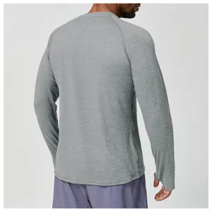 Rückansicht eines grauen, schnelltrocknenden Sport-Langarmshirts für Herren zum Laufen