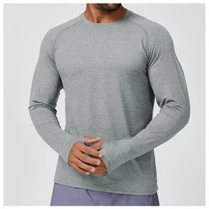 Detailaufnahme eines grauen, schnelltrocknenden Sport-Langarmshirts für Herren mit Daumenlöchern