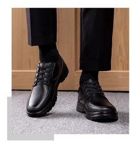 Herren-Freizeitschuhe aus schwarzem Leder mit strukturierter Oberfläche und rutschfester Sohle.