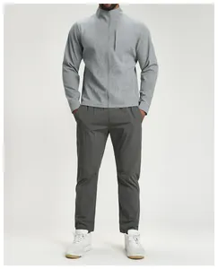 Giacca funzionale outdoor grigia da uomo con elegante collo alto e chiusura lampo integrale
