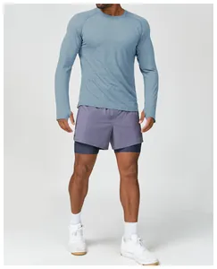 Detailansicht des blauen schnelltrocknenden langärmeligen Sportshirts für Herren im Studio