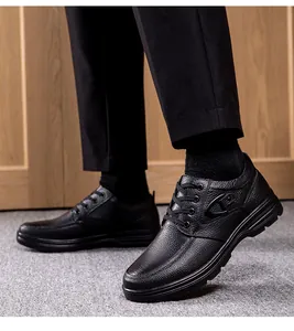 Nahaufnahme von schwarzen Leder-Freizeitschuhen für Herren an den Füßen eines Models