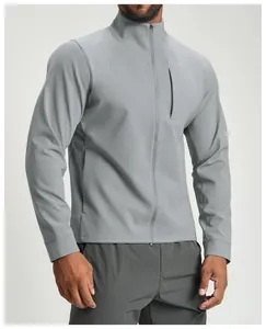 Vista dettagliata della giacca techwear grigia da uomo con collo alto e cerniera