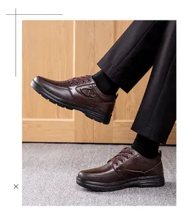 Detailansicht brauner Herren-Freizeitschuhe aus echtem Leder mit rutschfester Gummisohle