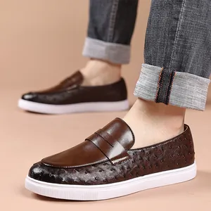 Mocasines de hombre tallas grandes con textura de avestruz marrón y suela blanca