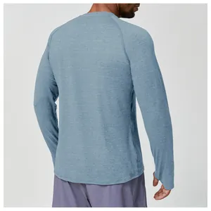 Rückansicht des blauen schnelltrocknenden Langarm-Sportshirts für Herren Training