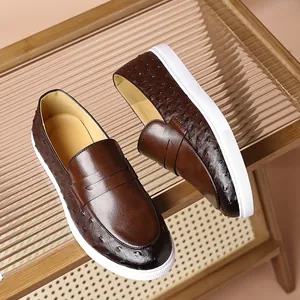 Mocasines de cuero marrón para hombre con grabado de avestruz y suelas blancas anchas