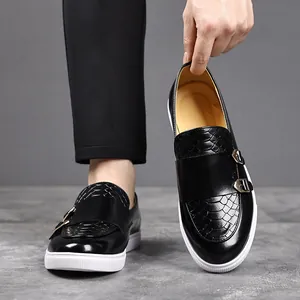 Mocassins élégants en cuir noir pour hommes avec semelles blanches et double boucle.