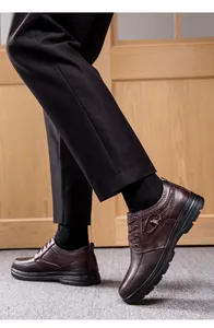 Nahaufnahme von braunen Herren-Lederschuhen für Senioren mit rutschfester Gummisohle.