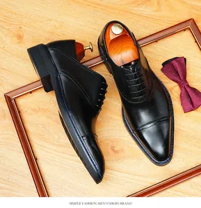 Chaussures Oxford classiques en cuir noir avec des coutures bleues élégantes