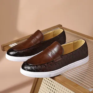Elegantes mocasines para hombre con patrón de avestruz marrón y suela de goma blanca