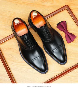 Vue détaillée de chaussures Richelieu en cuir noir à bout rapporté pour mariage et tenues formelles