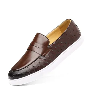 Mocasines de cuero para hombre con patrón de avestruz marrón y suela plana blanca