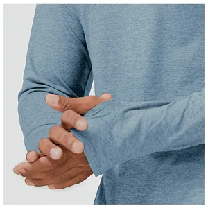 Detailansicht eines blauen Sport-Langarmshirts mit praktischen Daumenloch-Bündchen
