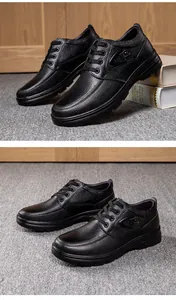 Detailansicht schwarzer Herren-Oxfordschuhe aus genarbtem Leder mit feiner Textur.