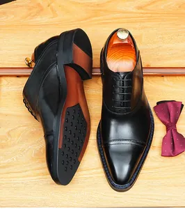Détail de chaussures Oxford en cuir noir montrant la semelle et les textures.