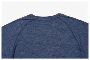 Detailansicht des zweifarbigen, schnelltrocknenden Herren-Sport-Langarmshirts am Ausschnitt