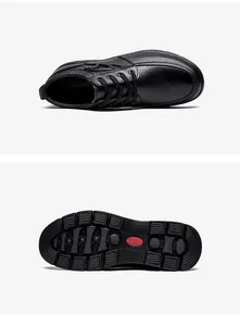 Detailansicht von Textur und rutschfester Sohle schwarzer Herren-Leder-Freizeitschuhe