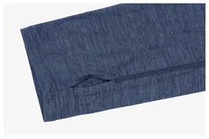 Detailaufnahme des Ärmelbündchens mit Daumenloch beim blauen Sportoberteil.